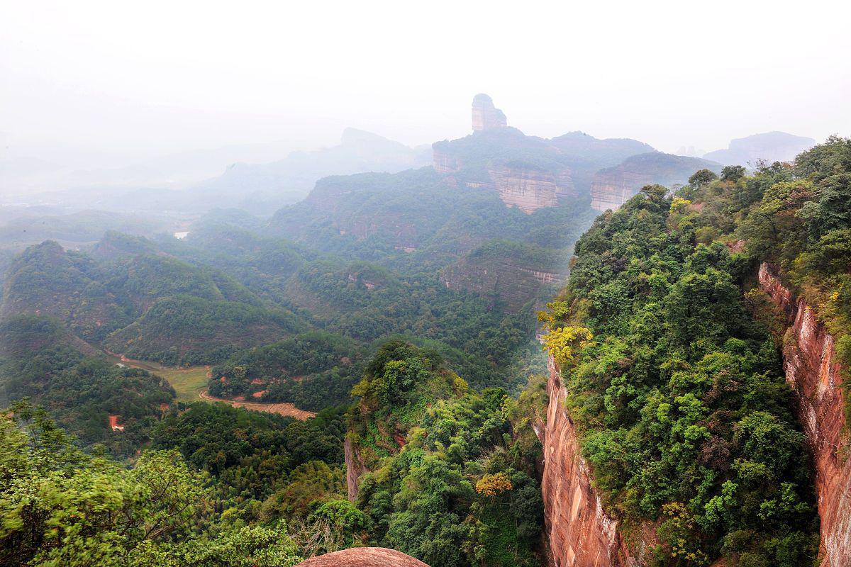 丹霞山秋季旅游攻略 丹霞山位于中国广东省韶关市,是一座著名的风景名