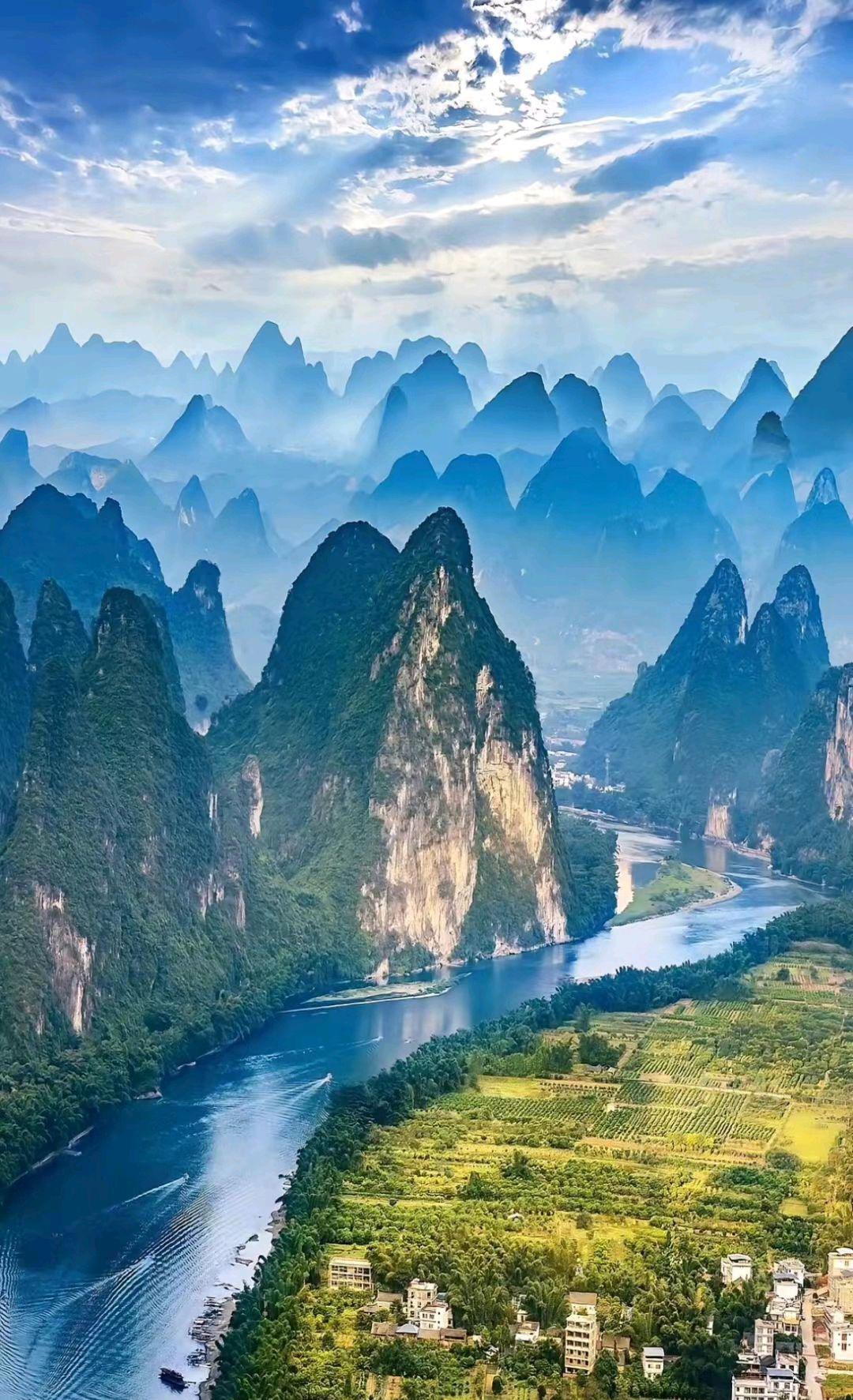 桂林山水美景 桂林,一个位于祖国广西地区的城市,以其独特的山水风光