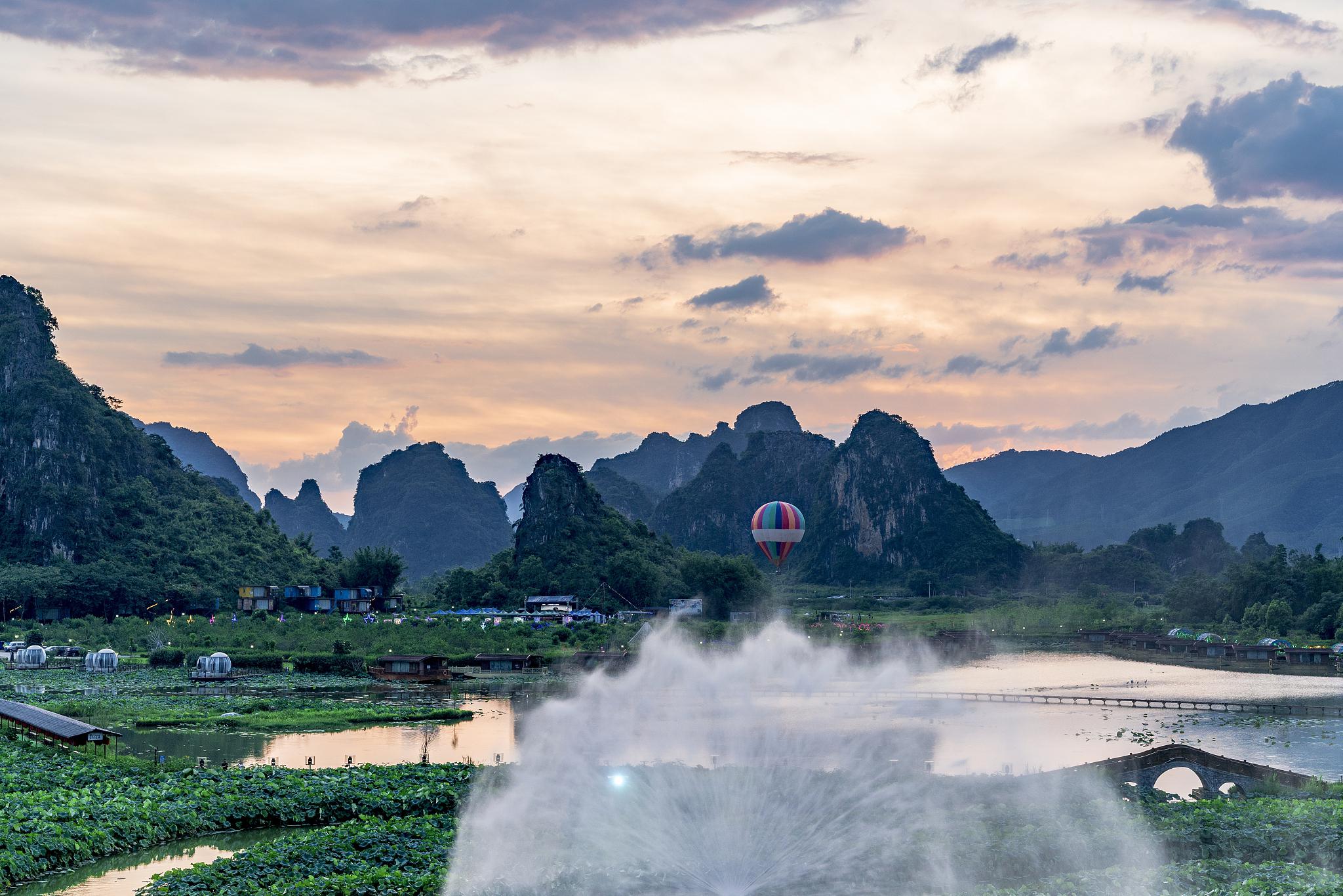 英西峰林胜境:从粉红到银白的诗意浪漫 在广东与广西交界处的英西峰林
