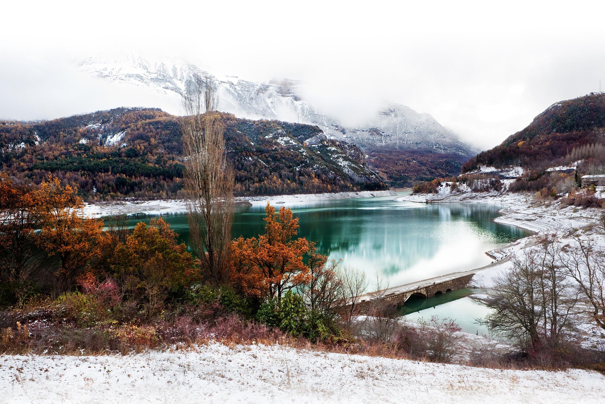 木格措的秋天:山风,山林与大雪的交响曲 在中国的川西高原,隐藏着一处
