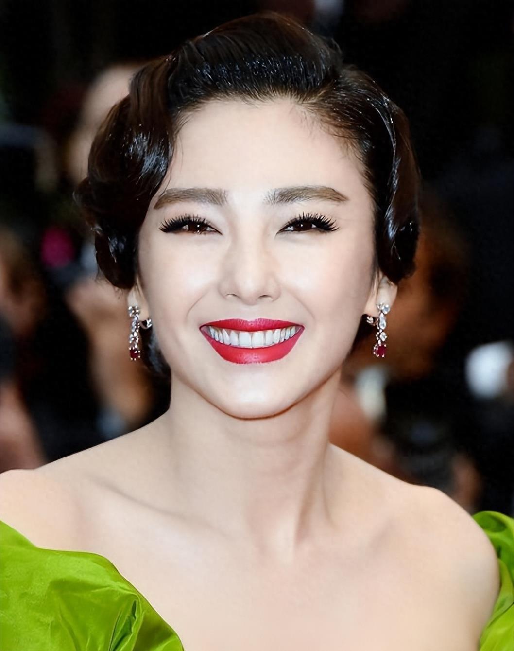 36岁张雨绮:真天生尤物 36岁的张雨绮以她饱满有料的身材和独特的魅力