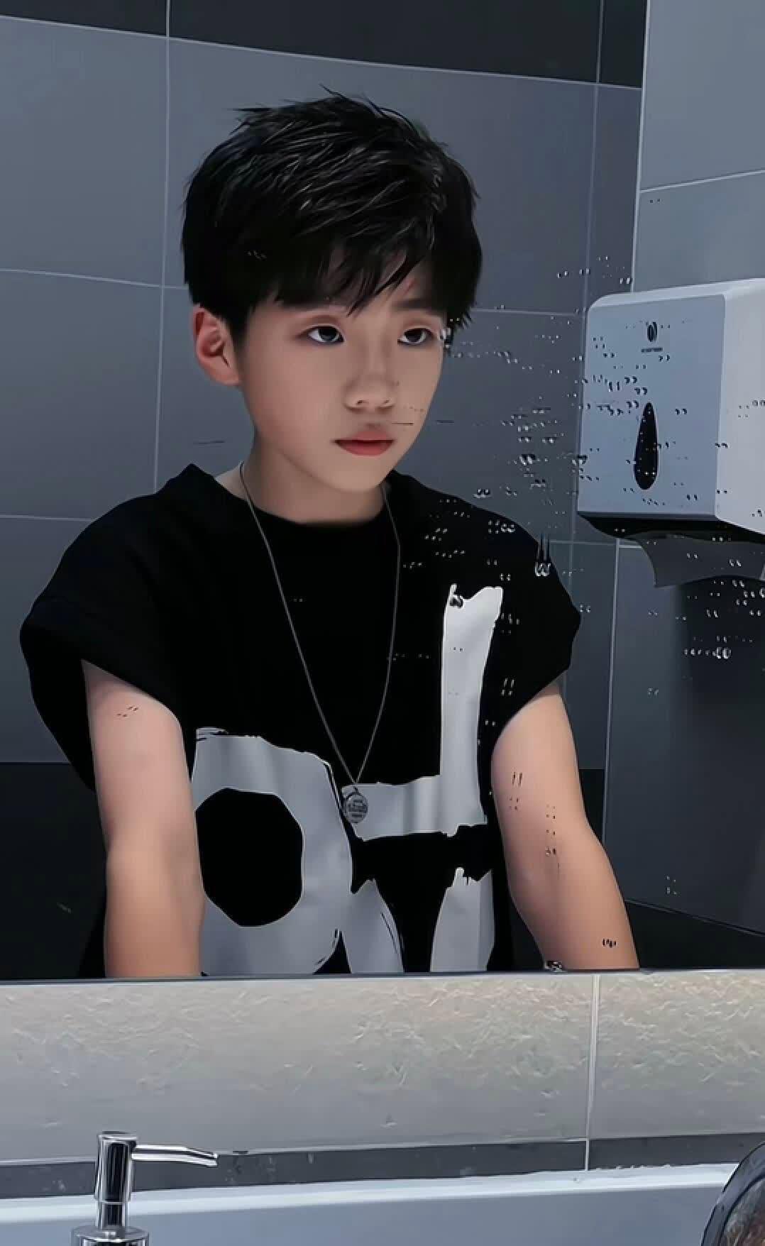 帅气小男孩谁是谁,贾甜馨的成长引人瞩目,她在妆容上越来越出色,脸上