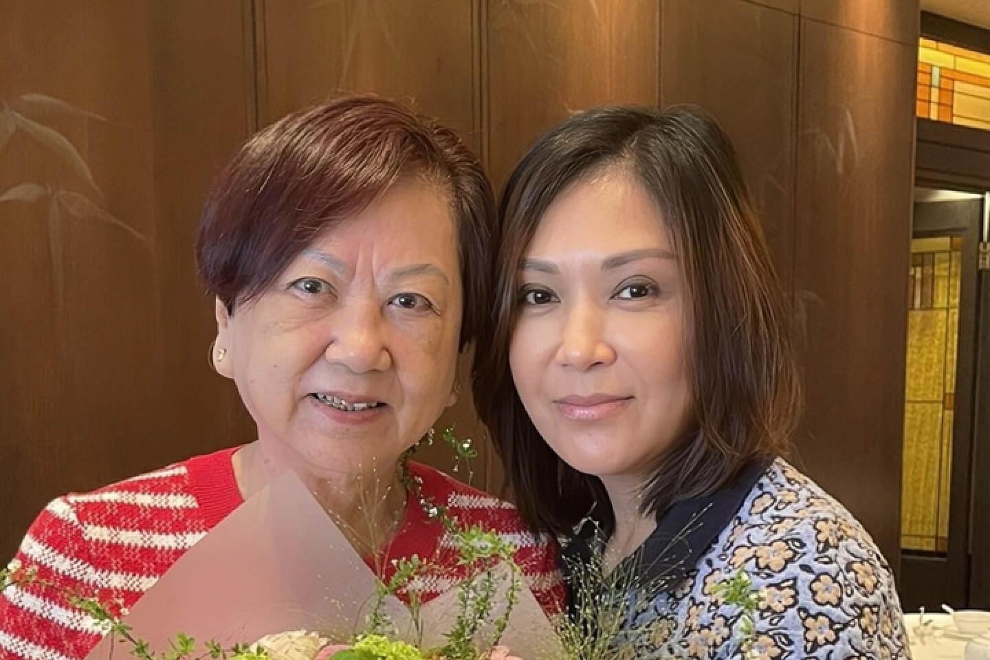 嫁入豪门 香港著名女星张凤妮宣布复出拍剧,54岁的她身材发胖,脸上