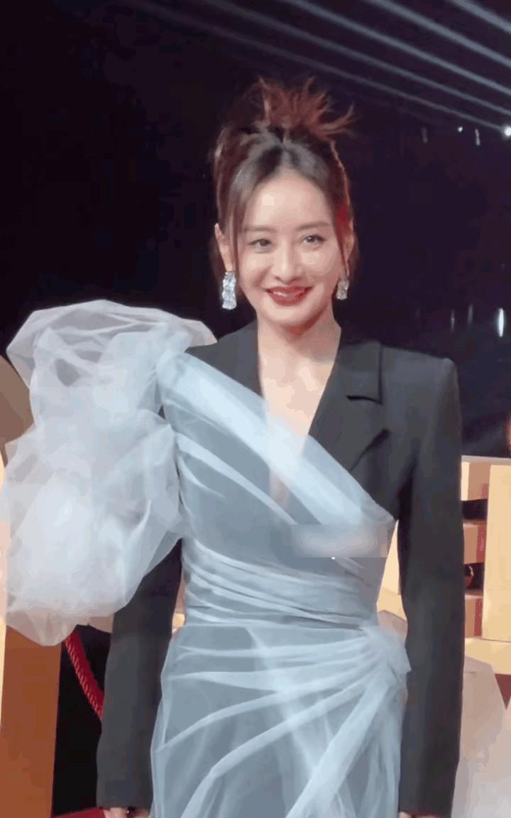 陈德容亮相文荣奖红毯,穿搭引发争议 49岁的陈德容亮相横店文荣奖红毯