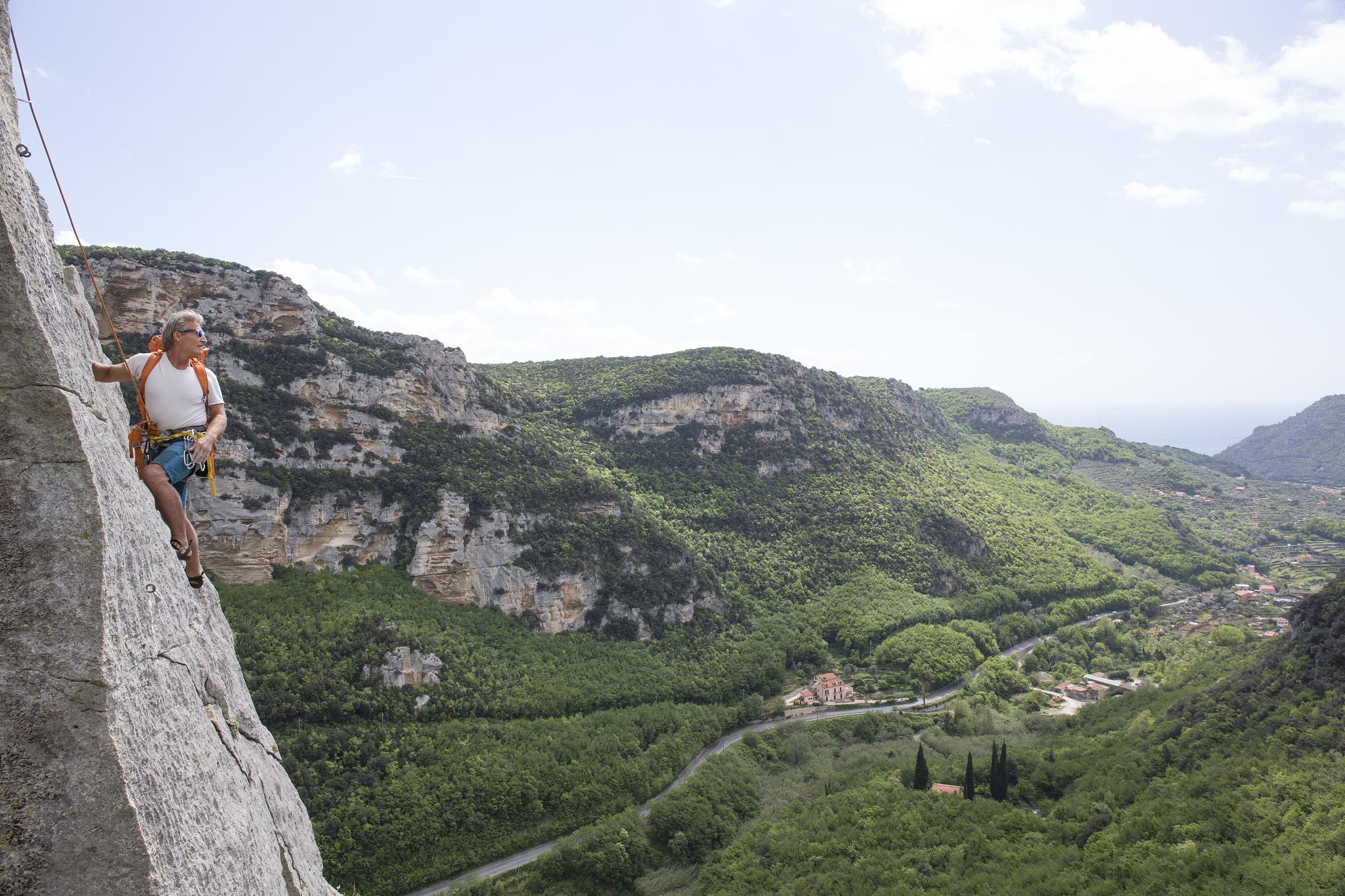 天堂寨附近的主要景点介绍 天堂寨,位于中国湖北省黄冈市罗田县,是大