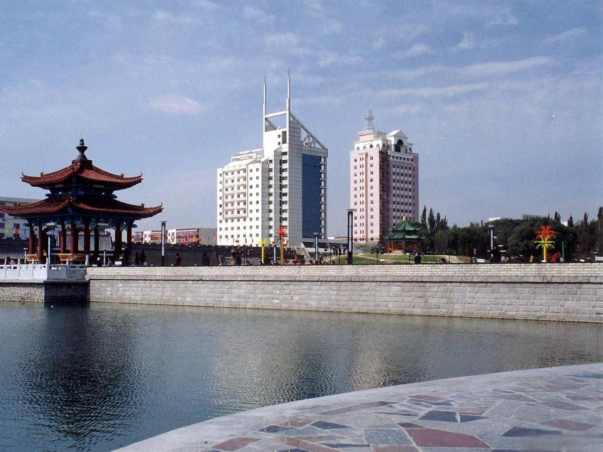 嘉峪关市基本情况介绍 嘉峪关市位于甘肃省西北部,是该省最小的地级市