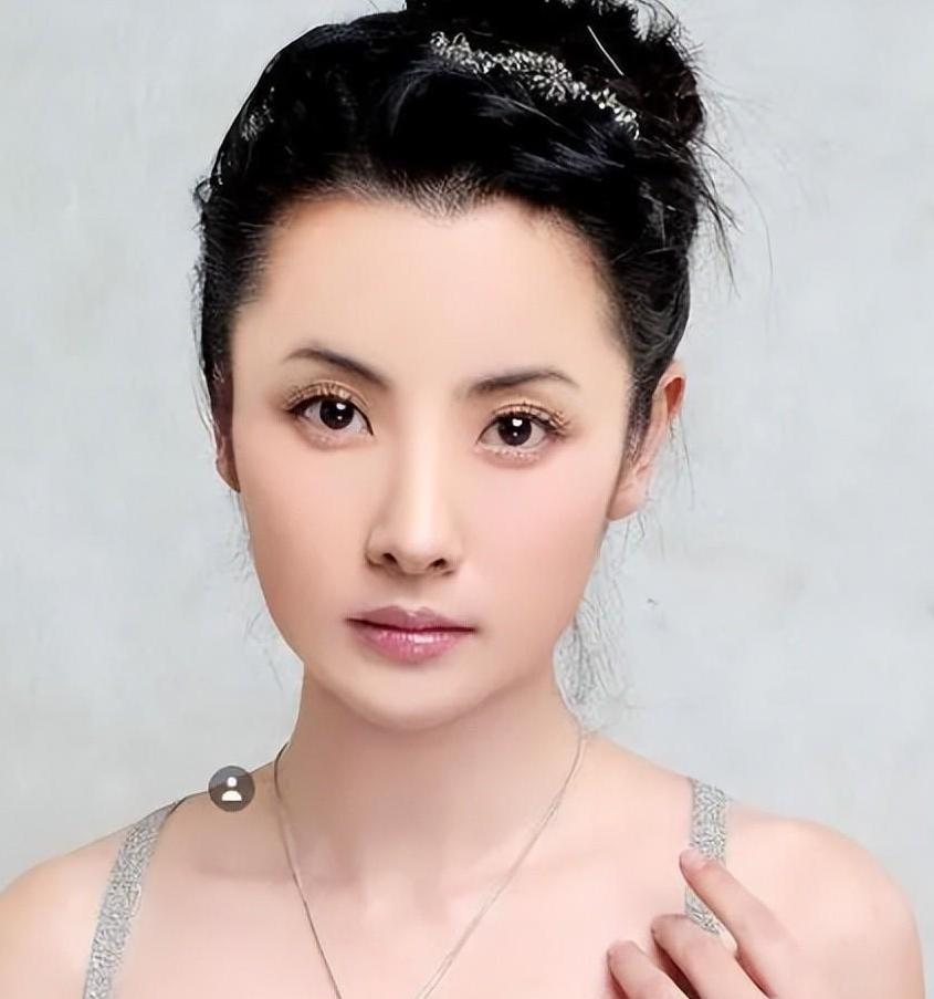 杨明娜的婚姻破裂事件 杨明娜是一位出色的演员,拥有许多粉丝.