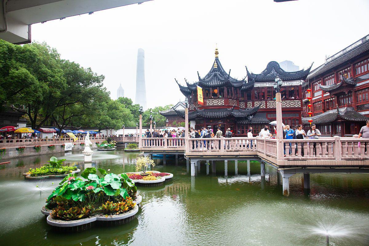 美不胜收 随着秋天的到来,我与好友一同来到了上海的著名景点——豫园