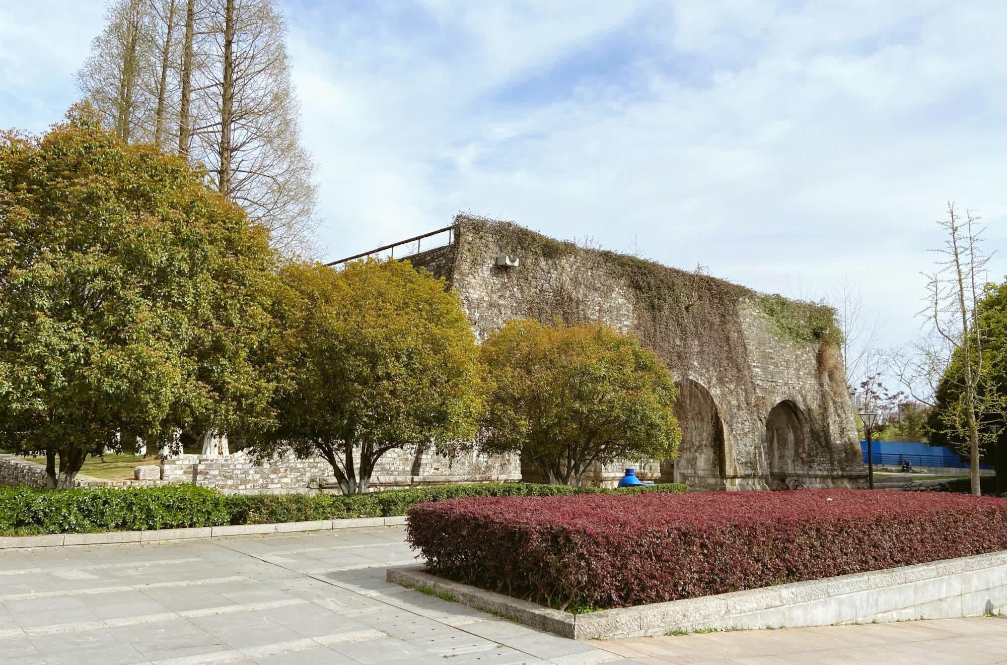 南京西安门遗址公园 南京是一座历史悠久的城市,拥有丰富的文化遗产.