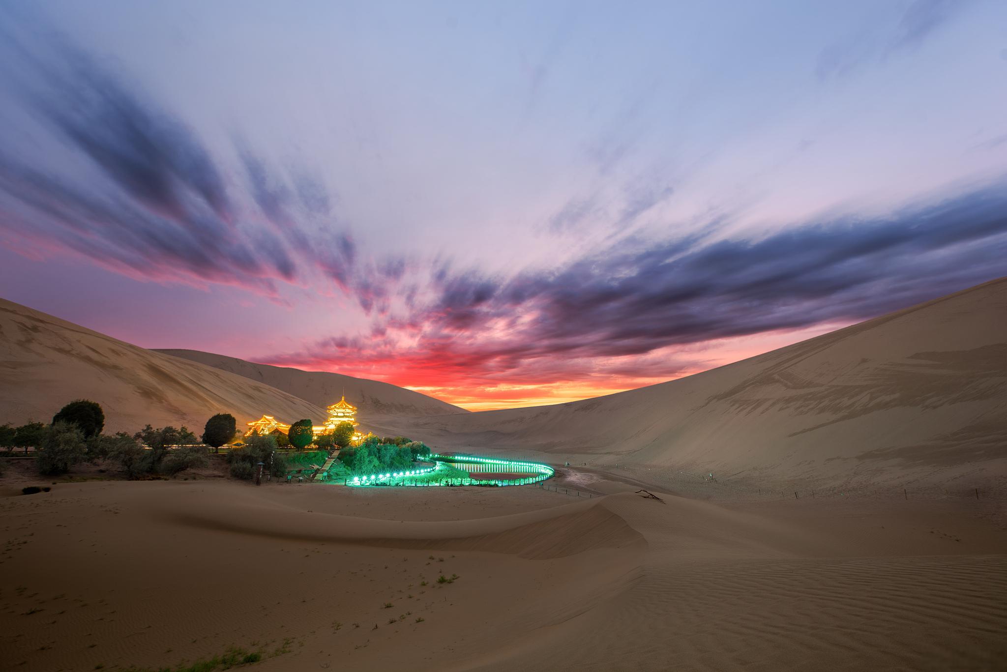 月牙泉——沙漠中的明珠 一片浩瀚的沙漠——敦煌沙漠,这里饱含着历史