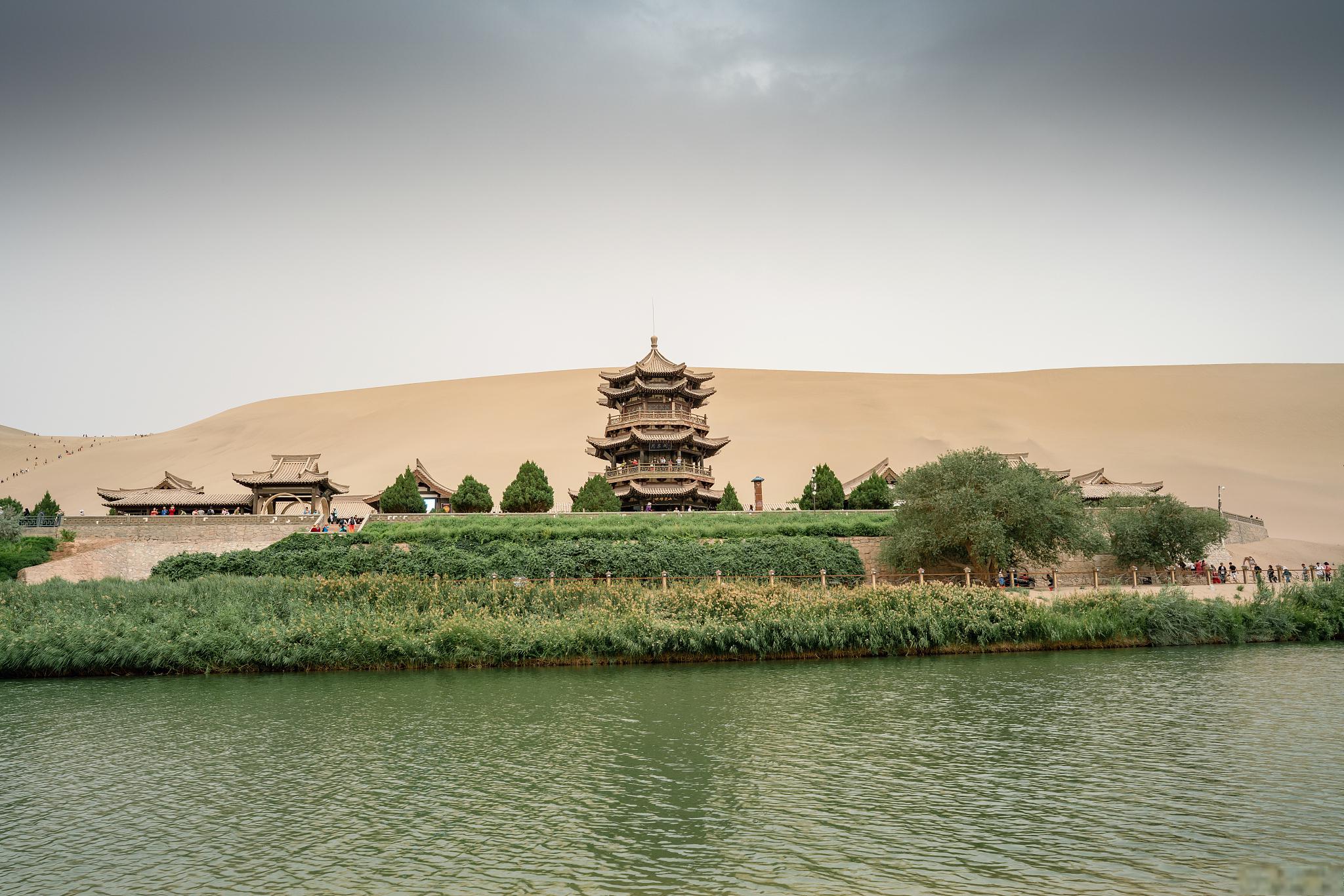 月牙泉——沙漠中的明珠 一片浩瀚的沙漠——敦煌沙漠,这里饱含着历史