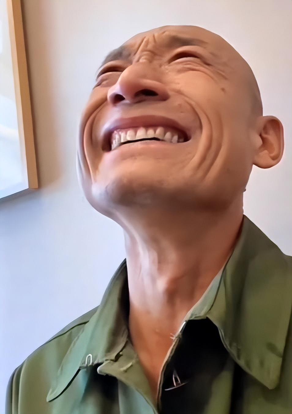 11月11日早晨,冬泳怪鸽在直播间里哭了,他的哭泣也惹得很多人为之