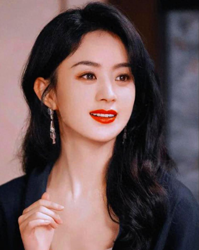 赵丽颖:从小明星到女王 赵丽颖身穿高定时装,头戴英国查理三世的皇冠