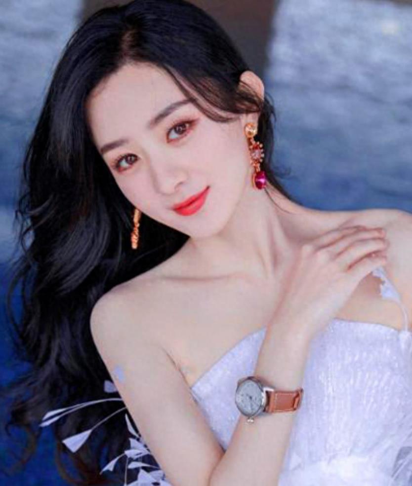 赵丽颖:从小明星到女王 赵丽颖身穿高定时装,头戴英国查理三世的皇冠