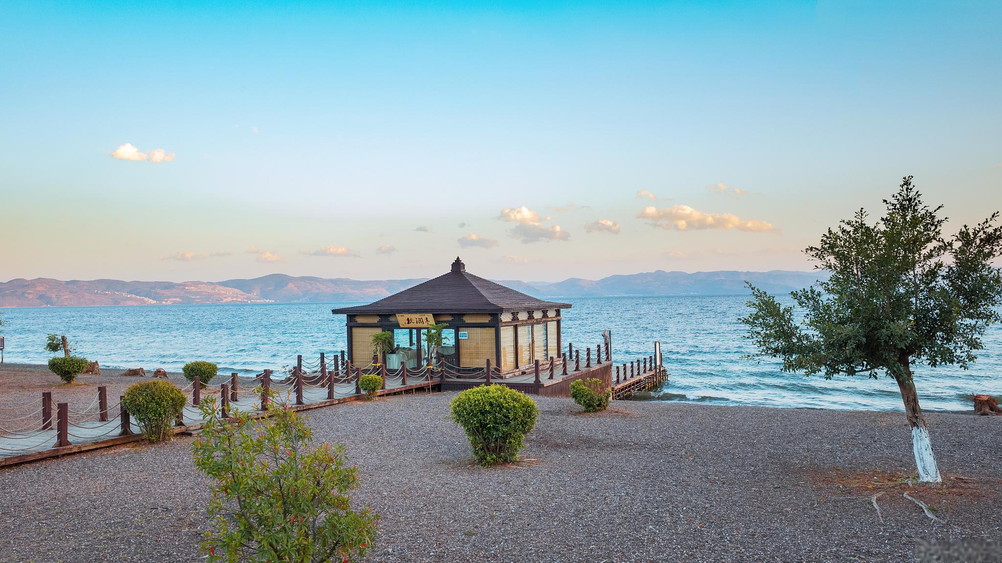 雨天游览抚仙湖攻略 抚仙湖,位于中国云南省玉溪市澄江市,是中国最大