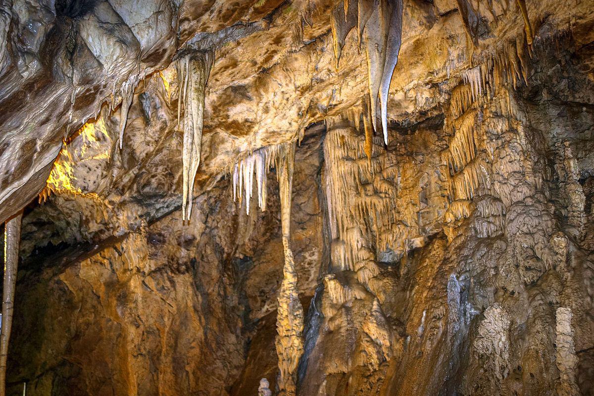 石泉燕翔洞:秋日探险之旅 在安康的秋天,如果你正在寻找一个别样的