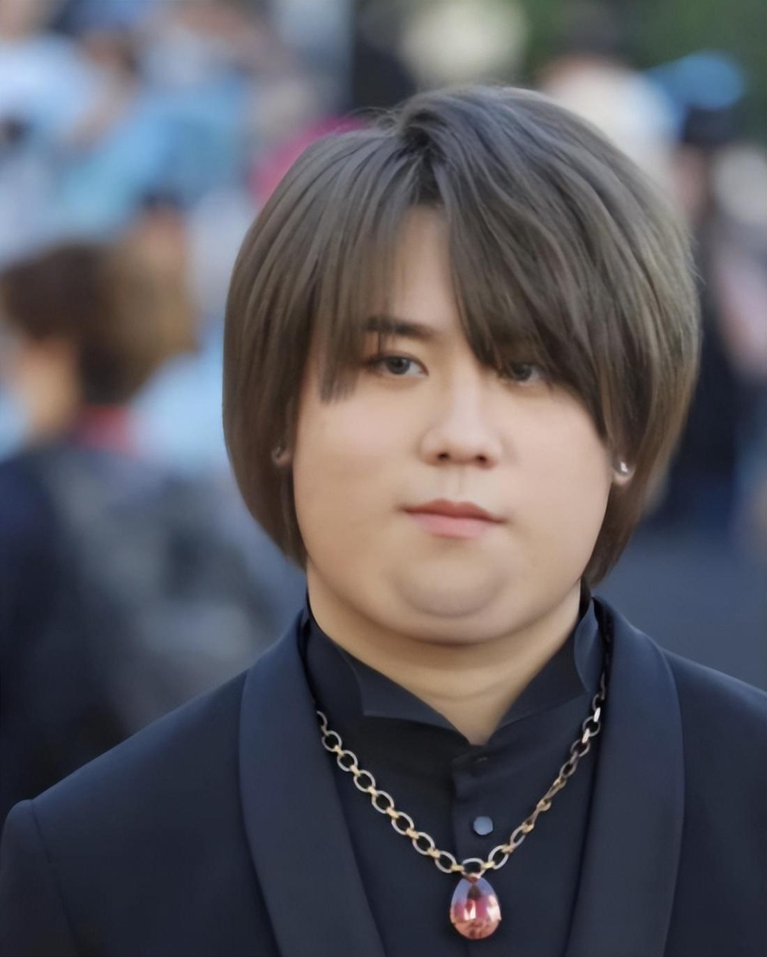 24岁的"香港顶流"姜涛,成了"笑话" 姜涛是香港的顶流,但在内地却无人