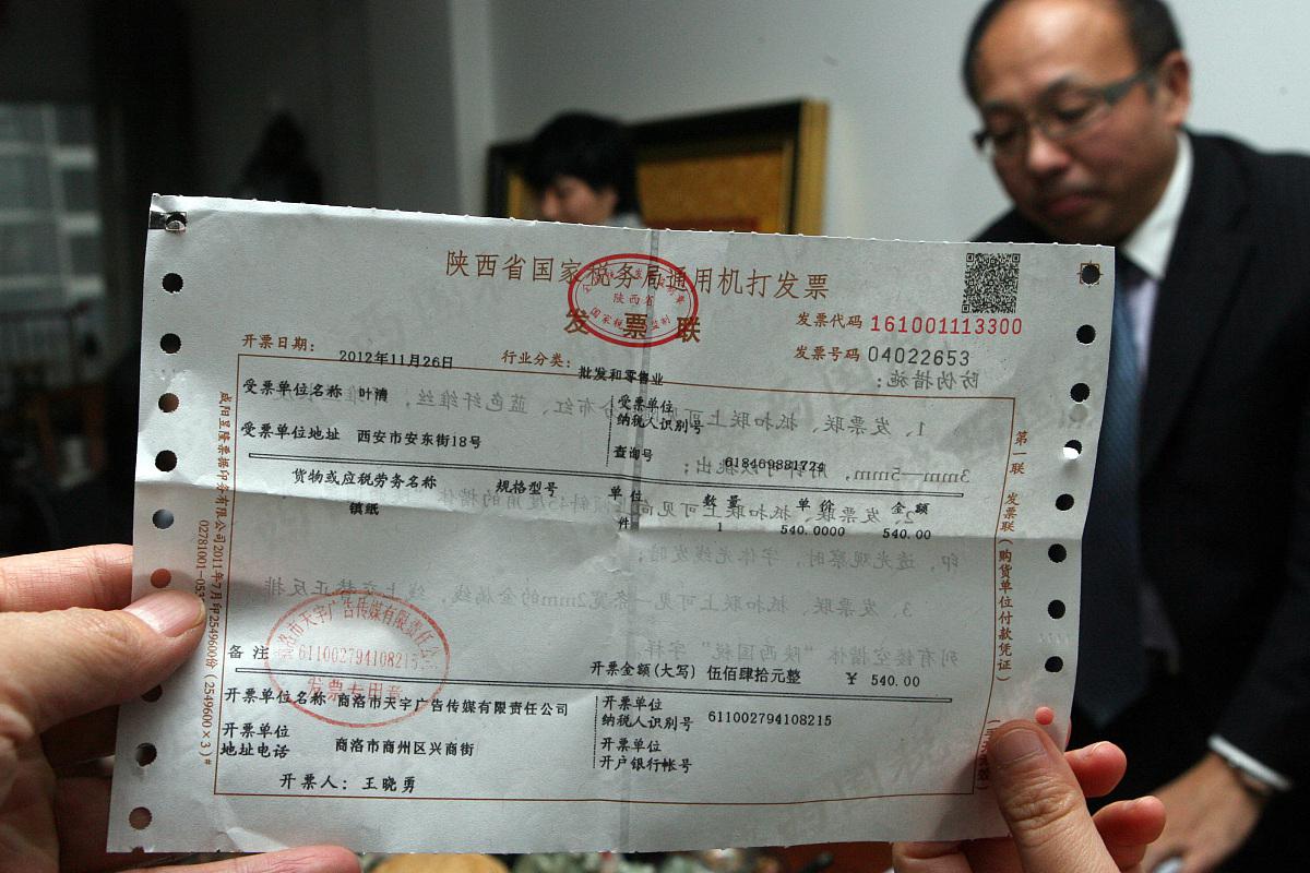 确认红字发票的真实性;2. 调整账户余额;3. 结转销售收入和成本;4.