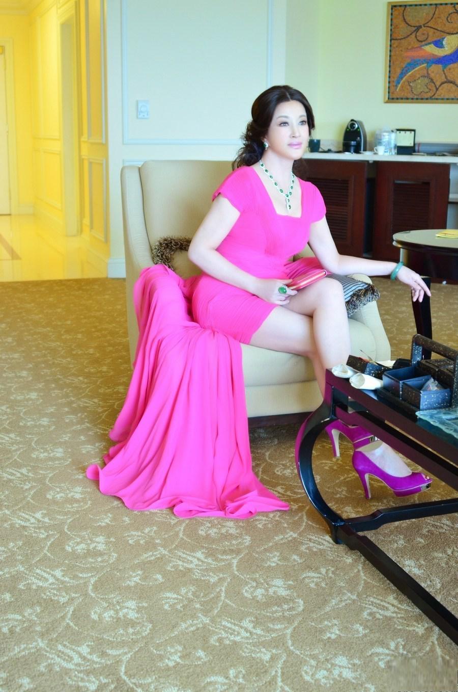 刘晓庆70岁穿黑裙身材圆润丰满 刘晓庆以一身黑色长裙亮相某活动,展现