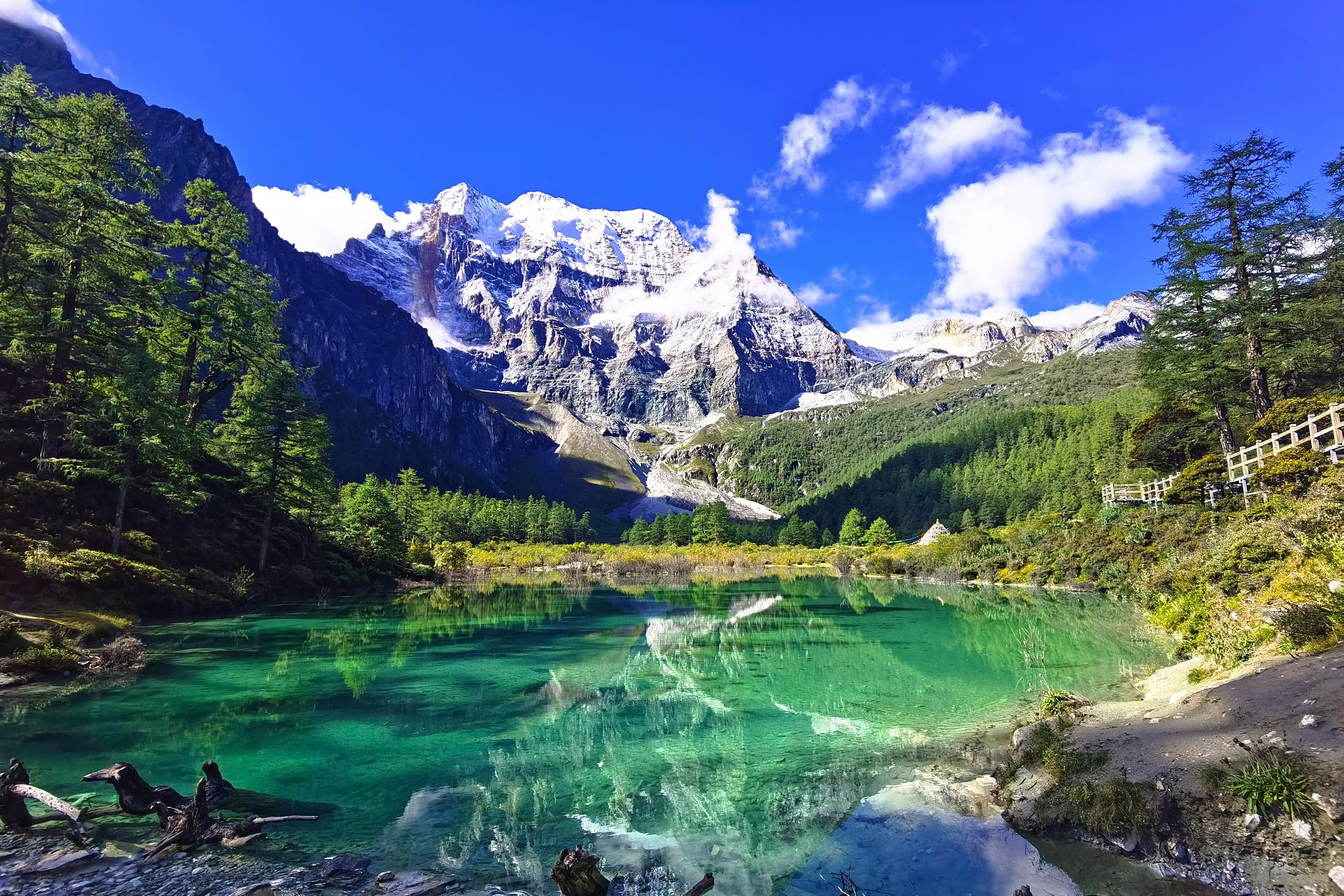 位于四川省甘孜藏族自治州稻城县香格里拉镇亚丁村境内,是国家5a级