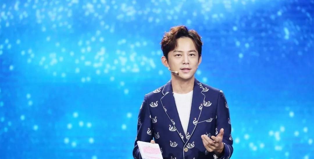 何炅:声誉被毁不再风光 何炅,曾经在主持界独占鳌头且以其几乎完美的