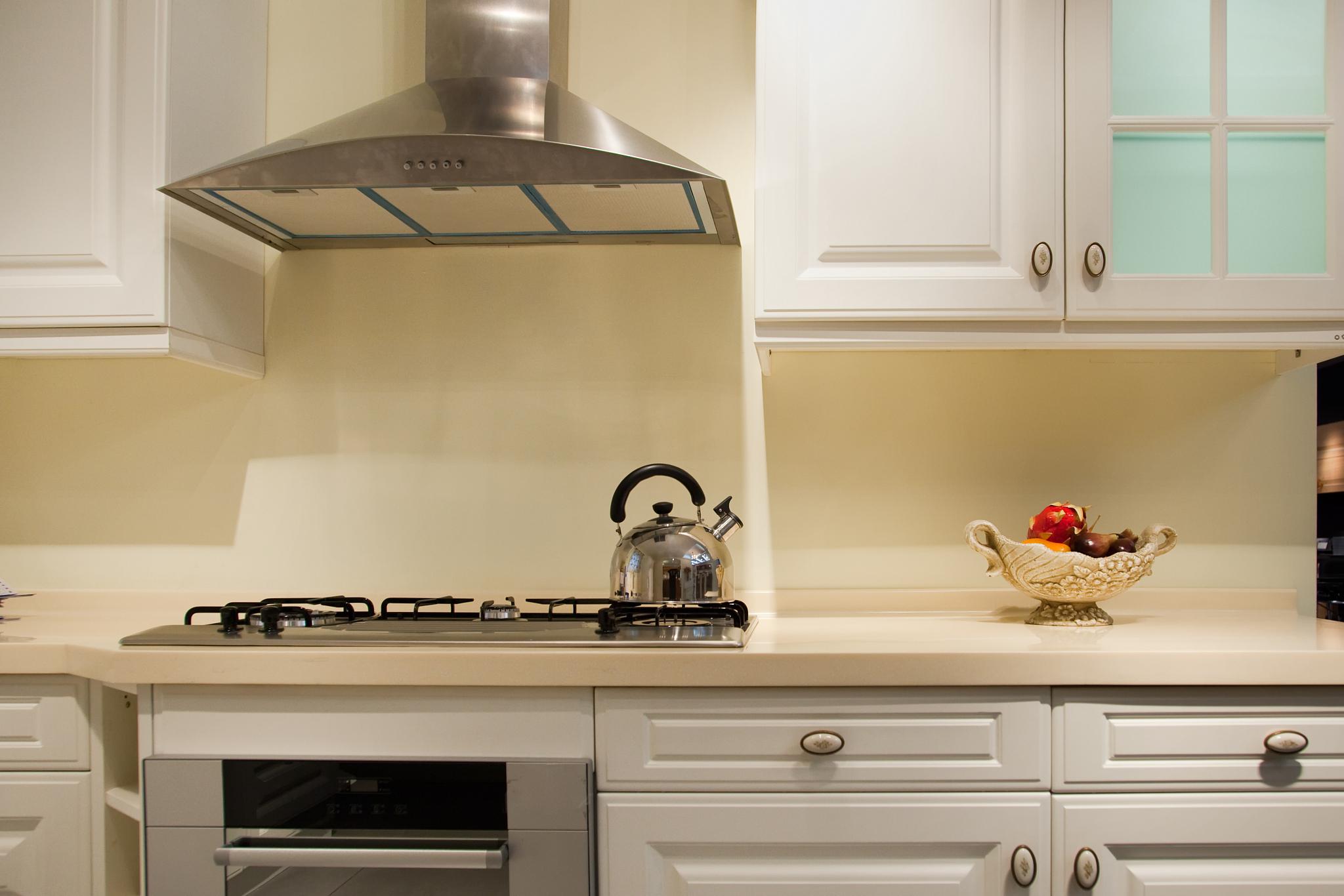 在家庭厨房的设计中,灶台的高度是一个非常重要的因素.