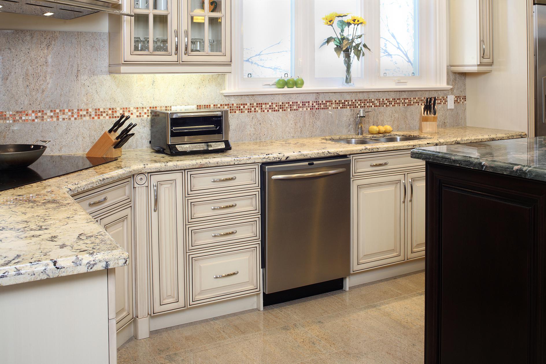 在家庭厨房的设计中,灶台的高度是一个非常重要的因素.