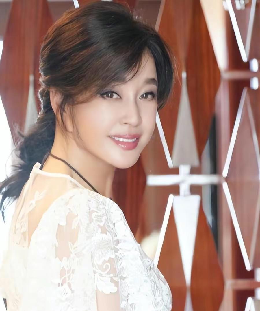 70岁刘晓庆近照惊现网友 刘晓庆的近照引发了公众的热烈讨论,彰显了她
