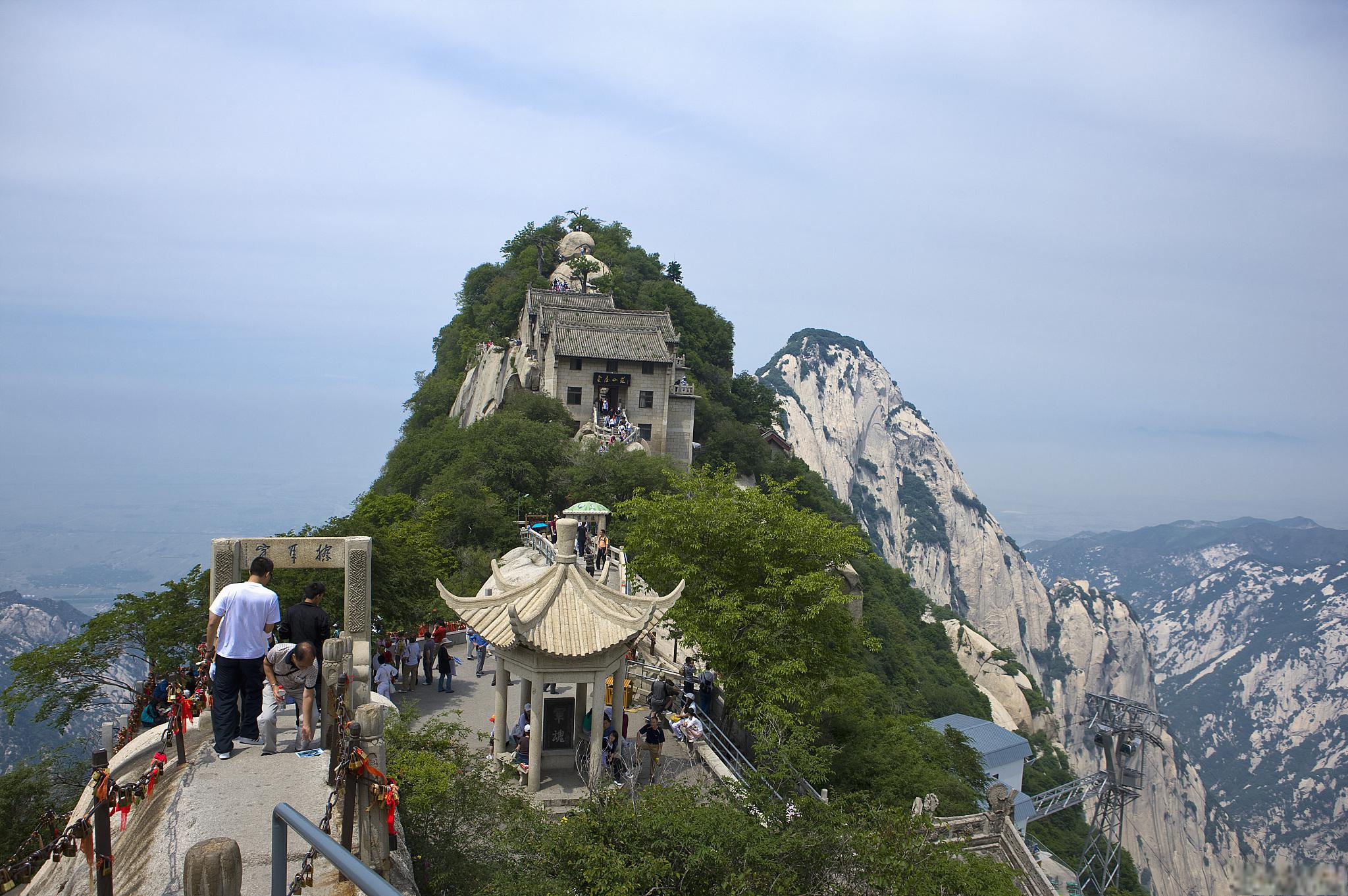 在这片土地上,有无数的名胜古迹和人文景观,吸引着成千上万的游客