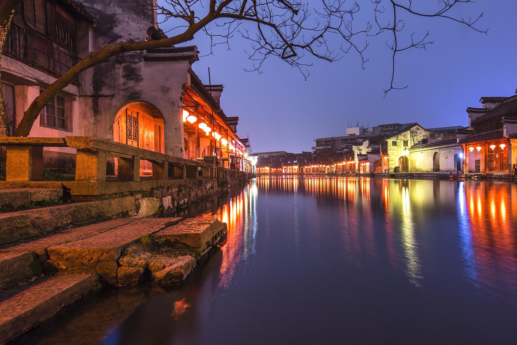 湖州到南浔古镇怎么走 亲爱的游客们,欢迎来到湖州,这座充满活力和