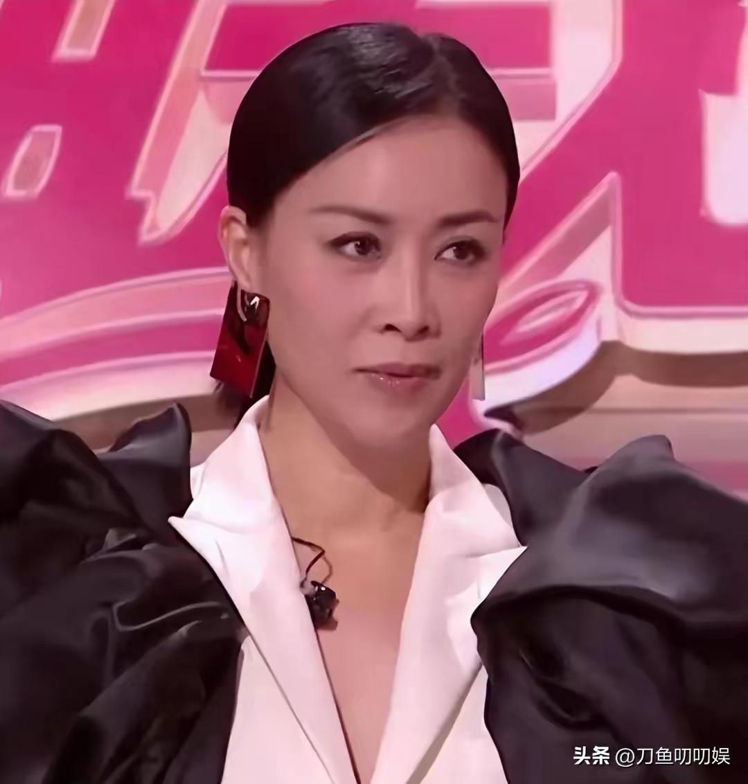 那英唱功不错,但慈善方面还有待提高 那英在一次采访中表示,当前乐坛