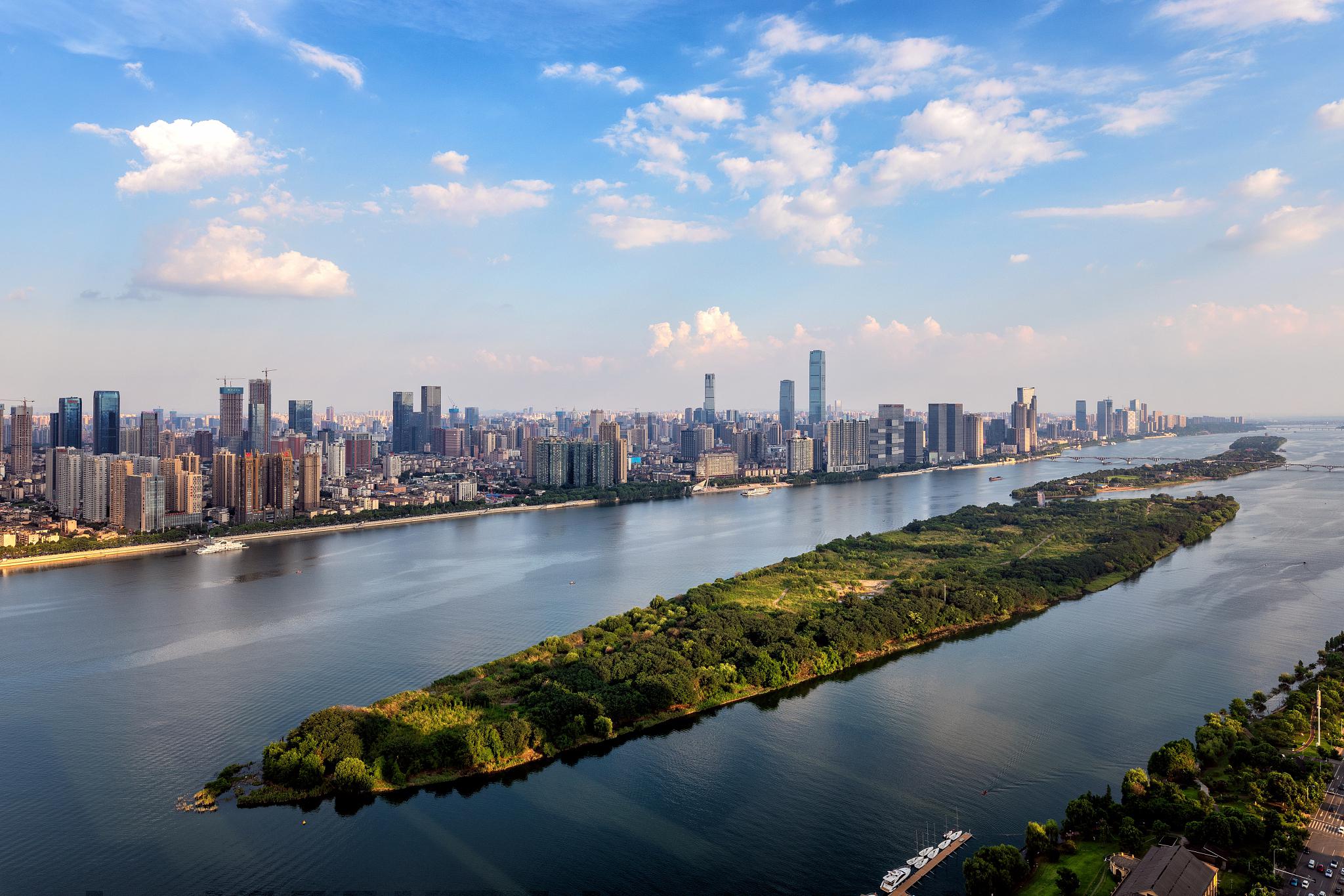 长沙旅游攻略 长沙,一座历史悠久的城市,拥有着丰富的文化和自然景观.