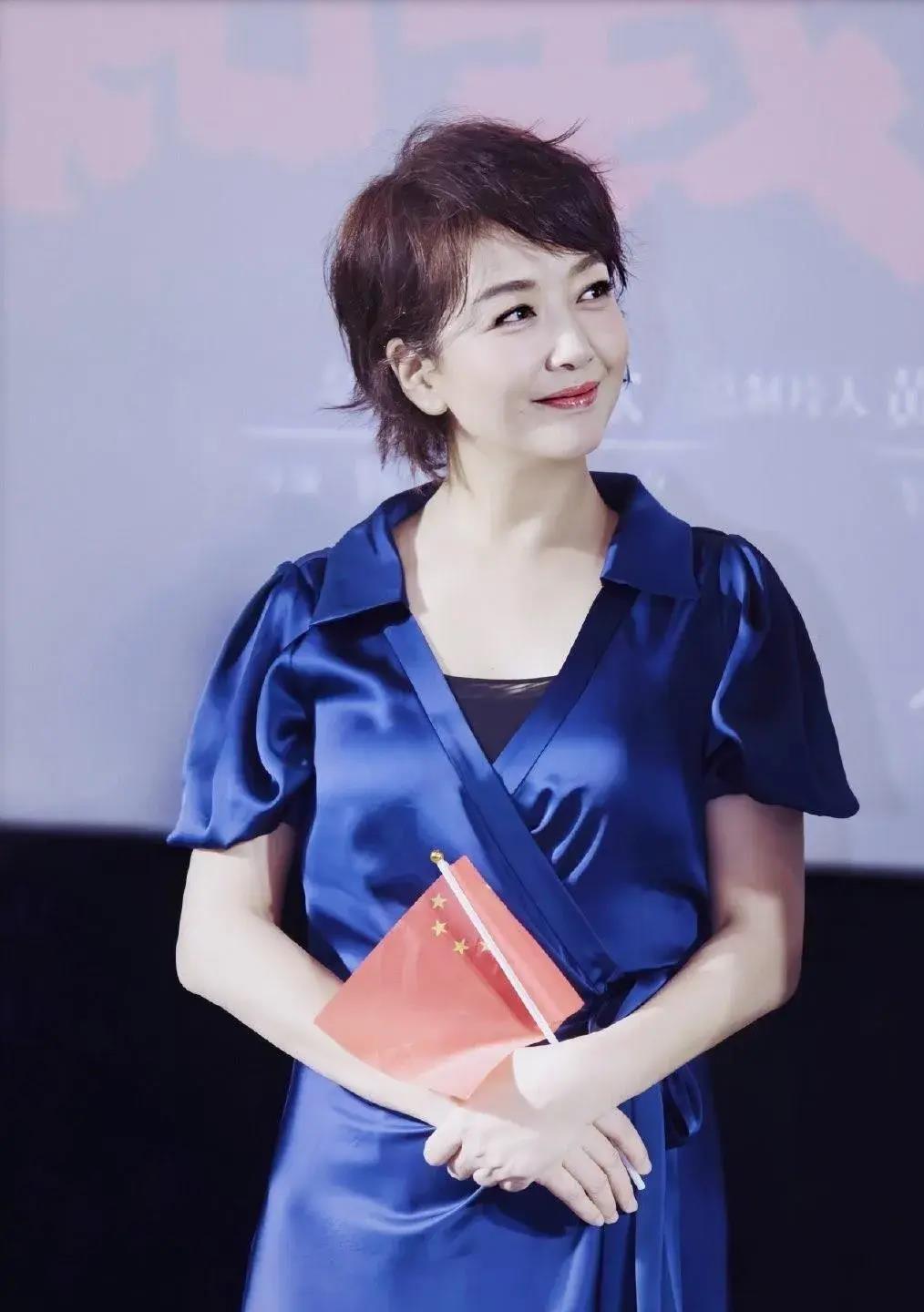 江珊:魅力尚存 江珊有着独特的自然美,她的五官,鼻梁和眼睛散发着纯真