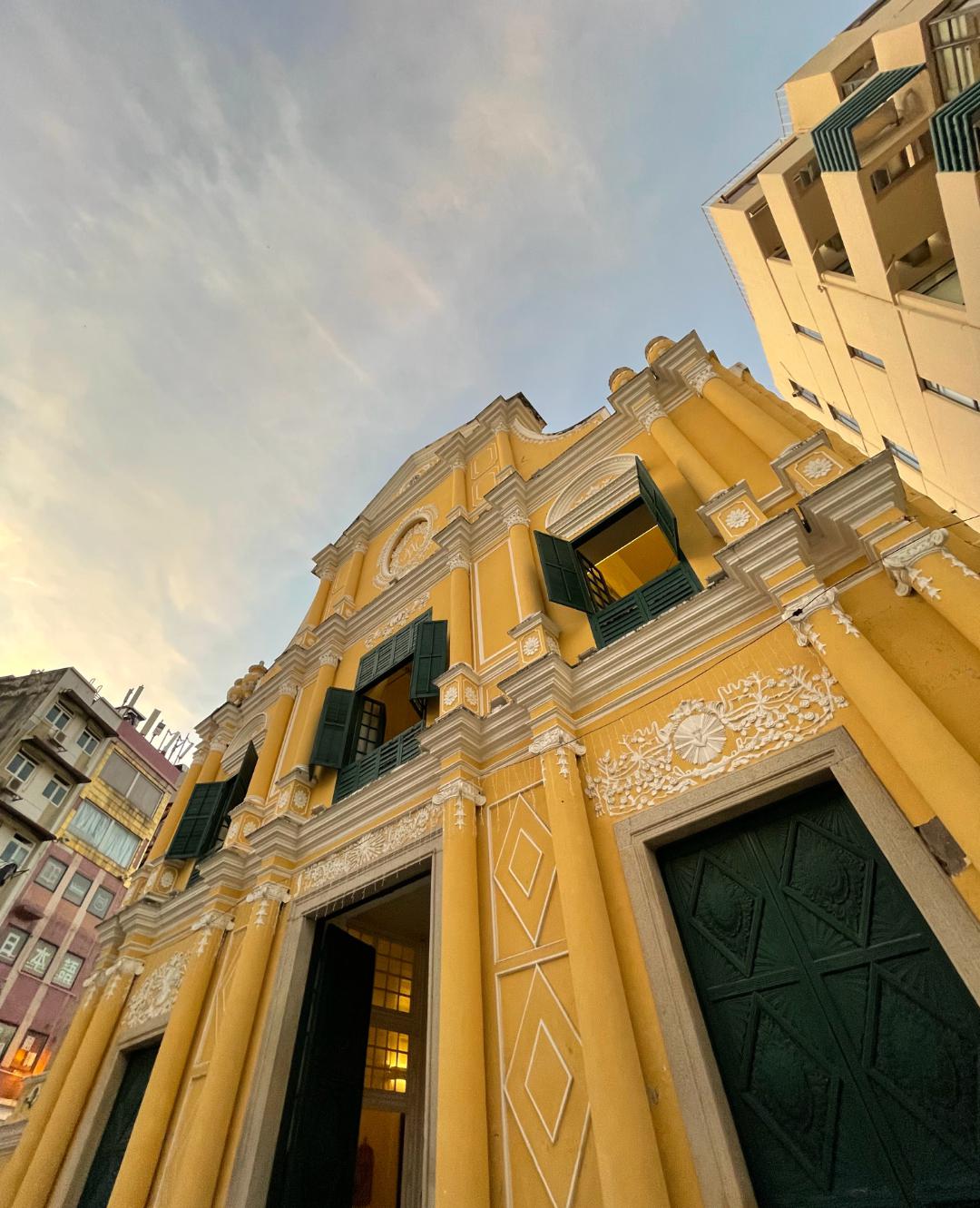 澳门圣母玫瑰堂 澳门圣母玫瑰堂是一座位于澳门市中心大三巴街的天主