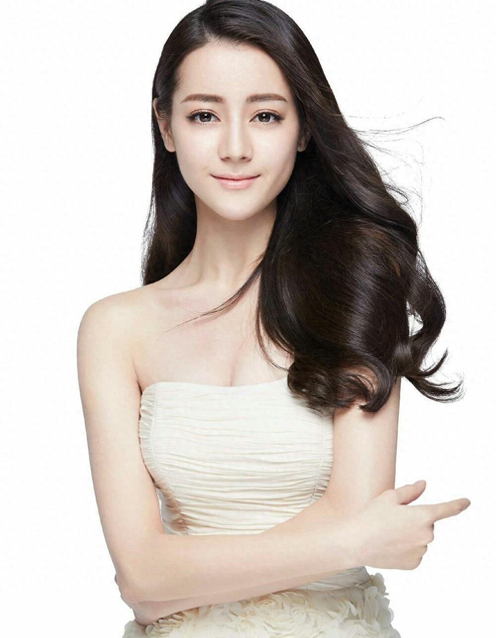 迪丽热巴:华丽高贵的时尚代表 迪丽热巴穿着鎏金裙华丽高贵,头戴皇冠