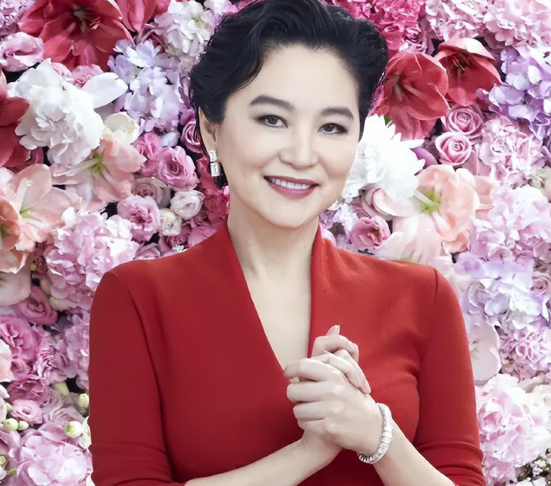 林青霞:一个永远美丽的传奇 林青霞的神情呆滞引起了众人的质疑,然而