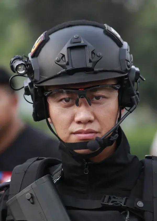 电视剧《我是特种兵之利刃出鞘》中,赵荀扮演的"李二牛"形象糙汉子