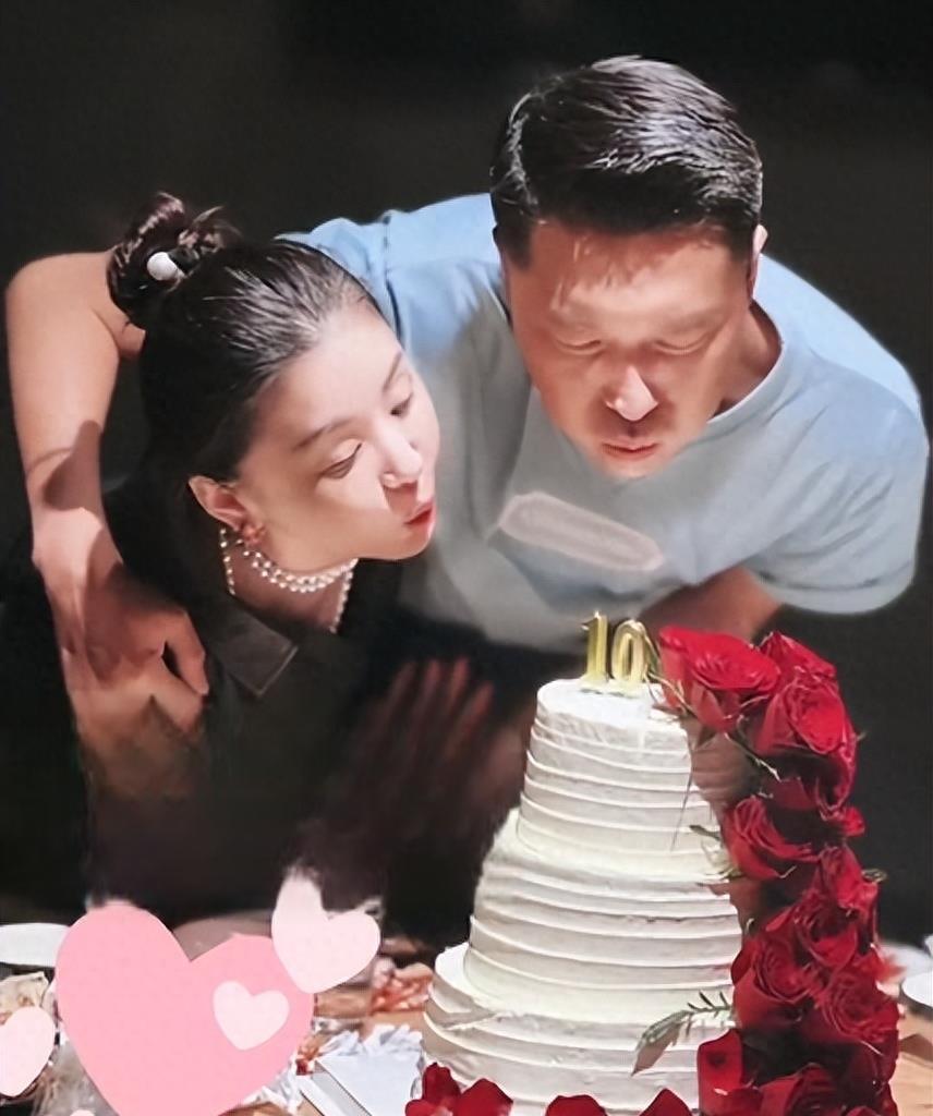 李小萌庆结婚十周年,幸福家庭合照 女星李小萌与老公王雷庆祝结婚十