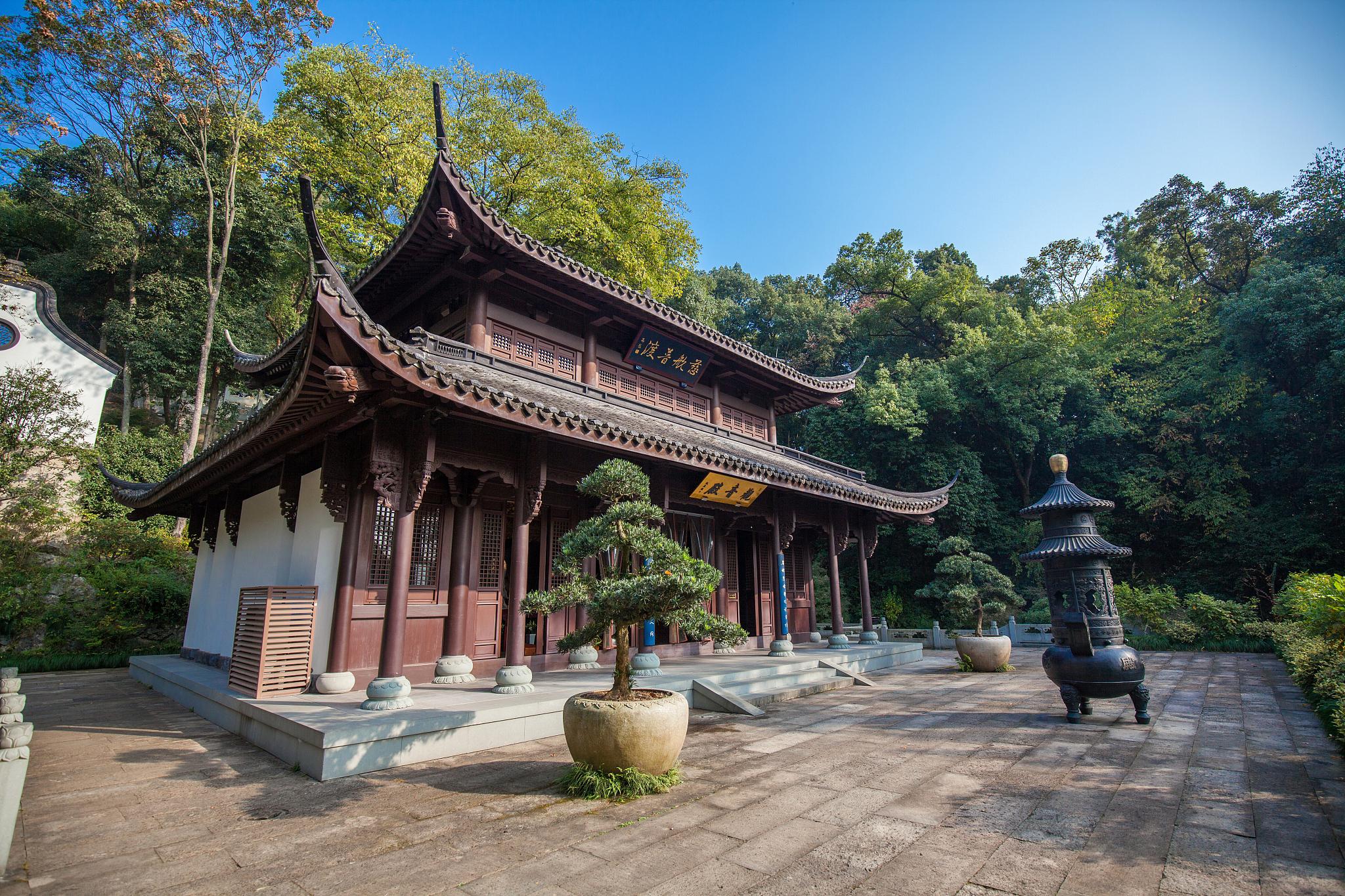 岳麓山旅游攻略 岳麓山位于中国湖南省长沙市,是一座集自然风光,人文