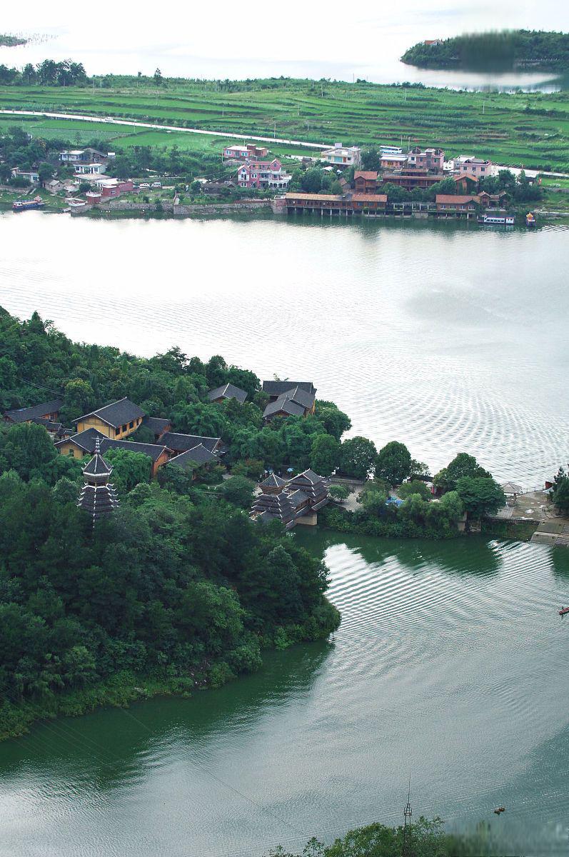 红枫湖位于中国贵州省贵阳市,是一个著名的风景名胜区