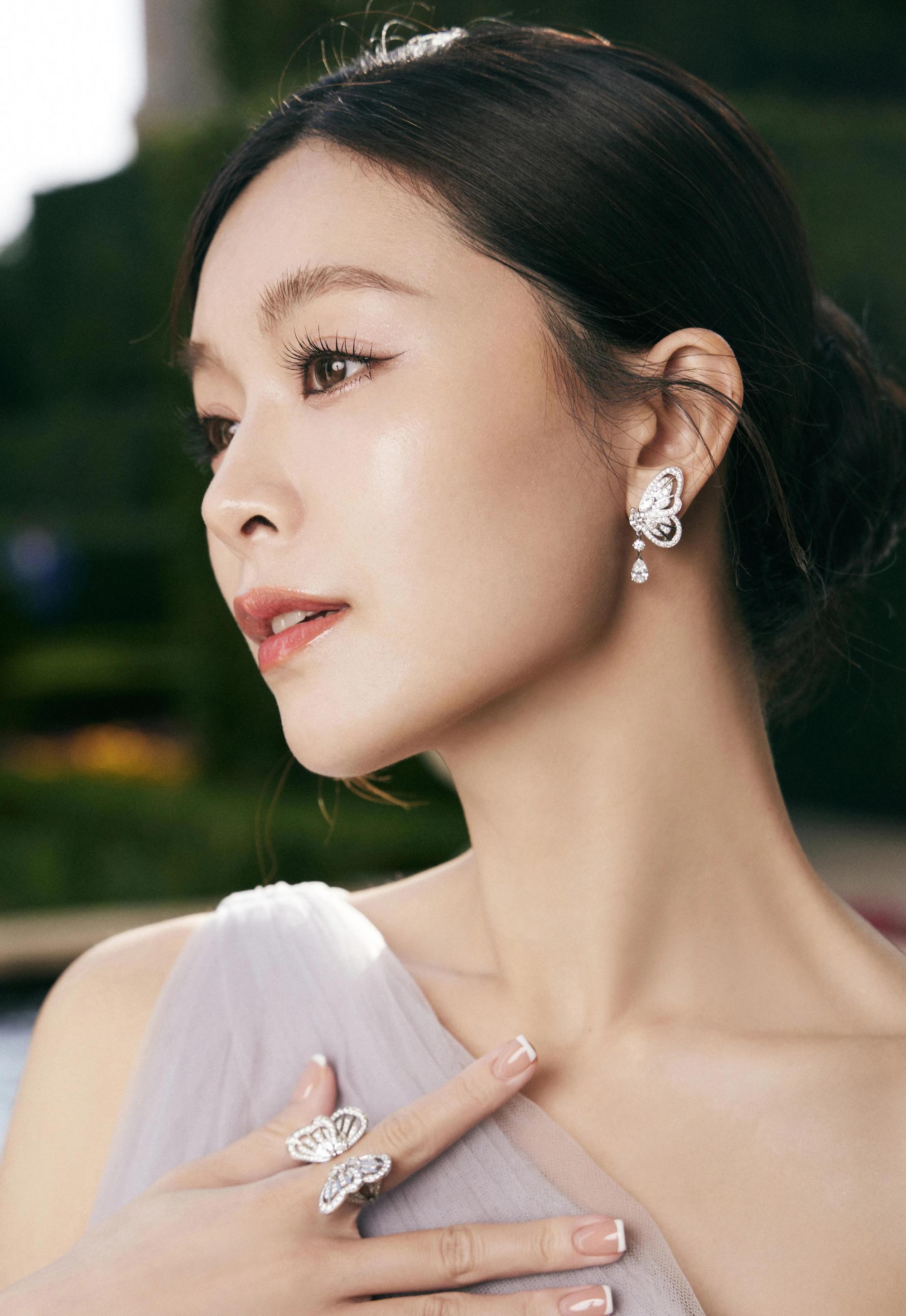 安静文雅的优雅气质 文咏珊在爱奇艺尖叫之夜上一身素雅的白色礼服