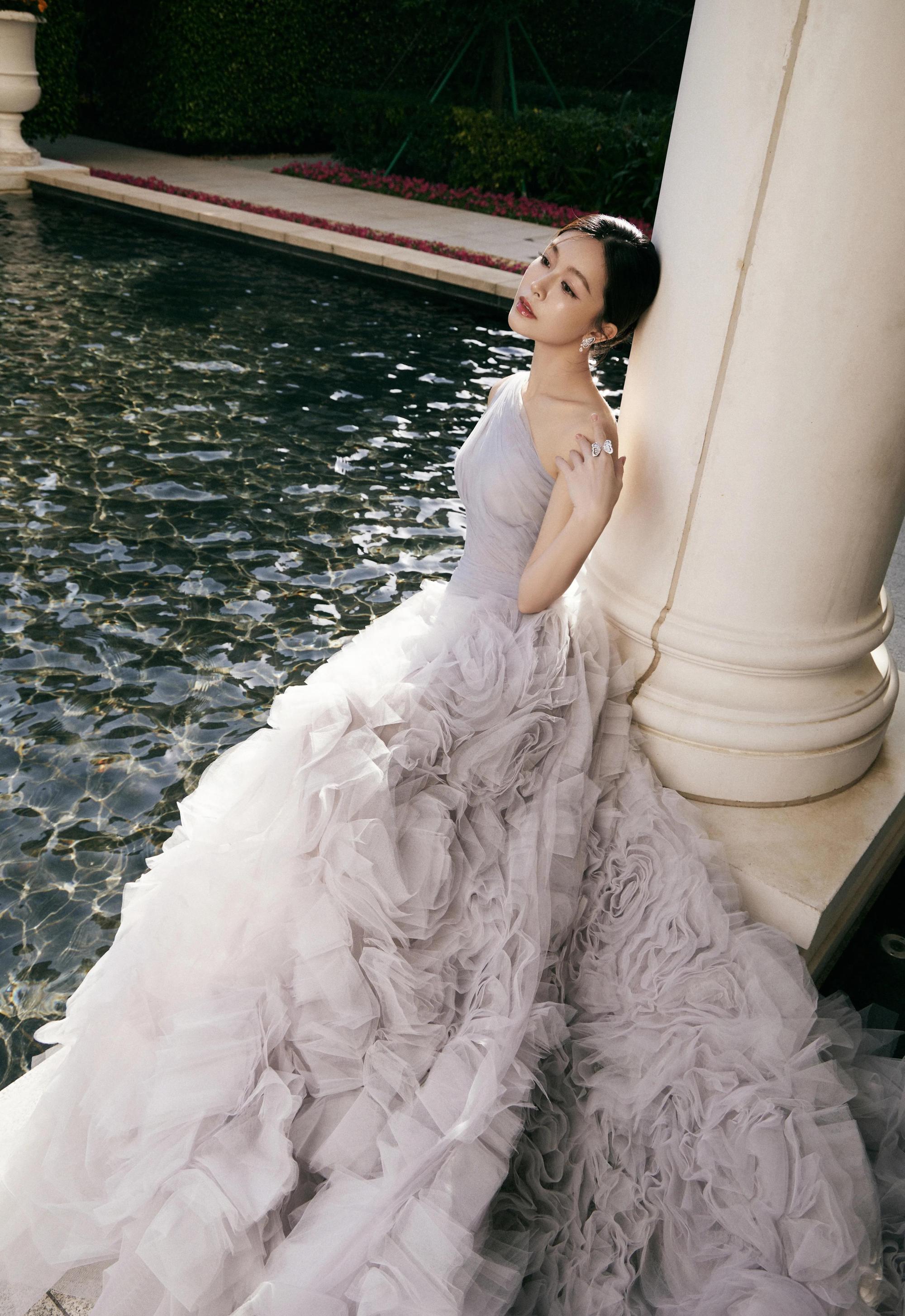 安静文雅的优雅气质 文咏珊在爱奇艺尖叫之夜上一身素雅的白色礼服