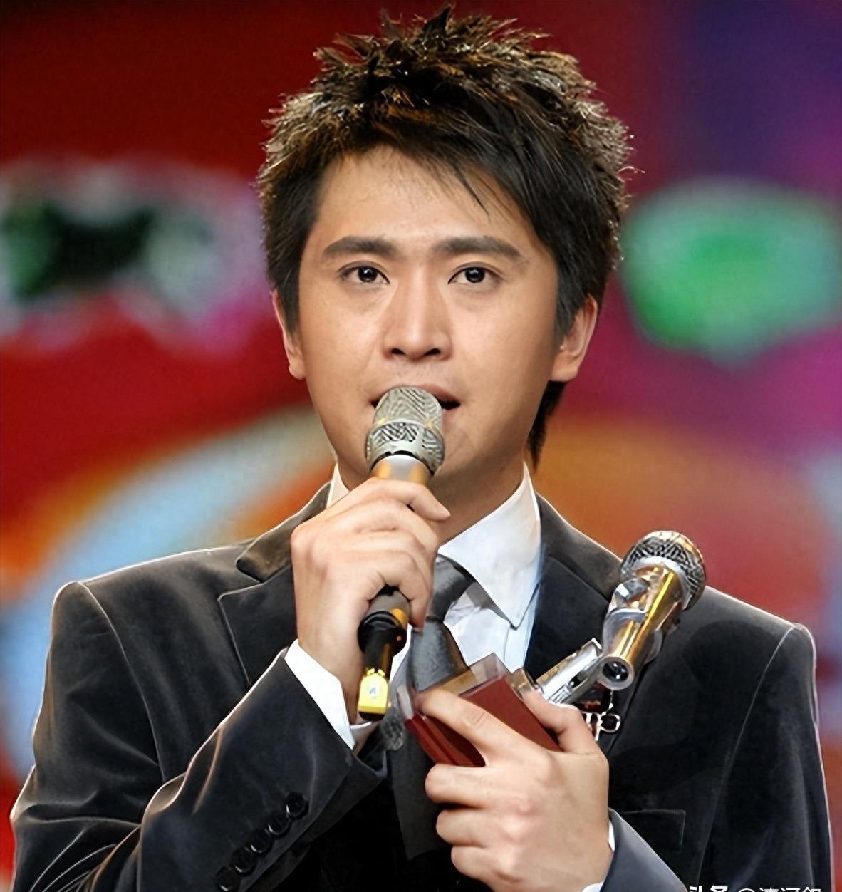 杨帆:41岁的绝美风采 杨帆是备受瞩目的央视主持人,有着出色的主持