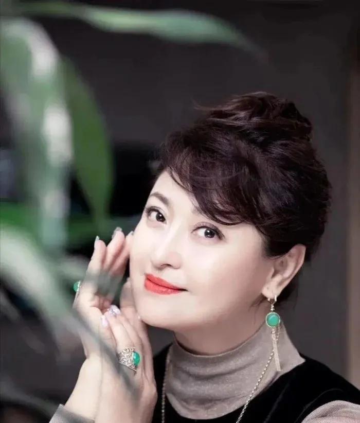 王璐瑶:不顾劝阻嫁离异富商 王璐瑶是一个性格鲜明的人,对生活态度