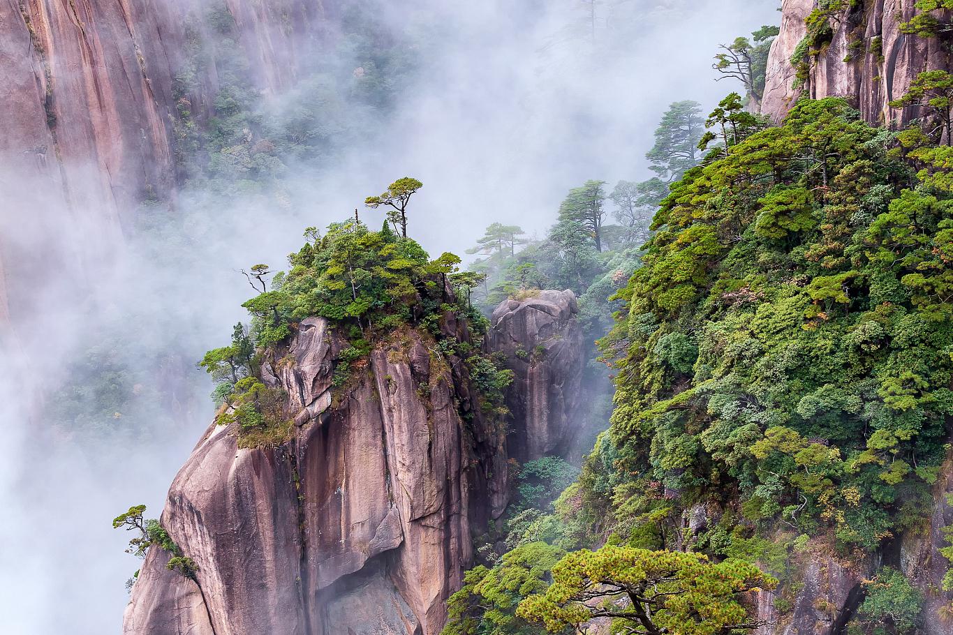 上饶三清山旅游攻略 上饶三清山位于中国江西省上饶市玉山县,是著名的