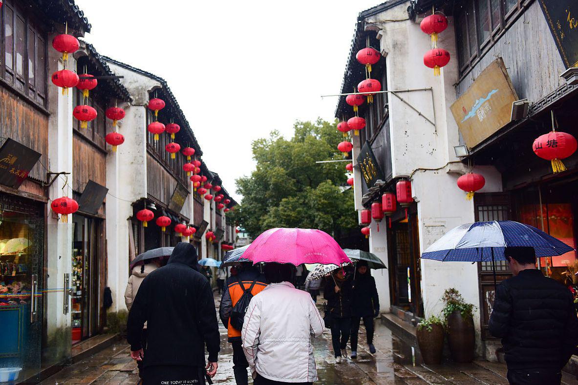 与自然的完美结合 庆岭活鱼街是中国旅游胜地红叶谷的一条特色街道,以