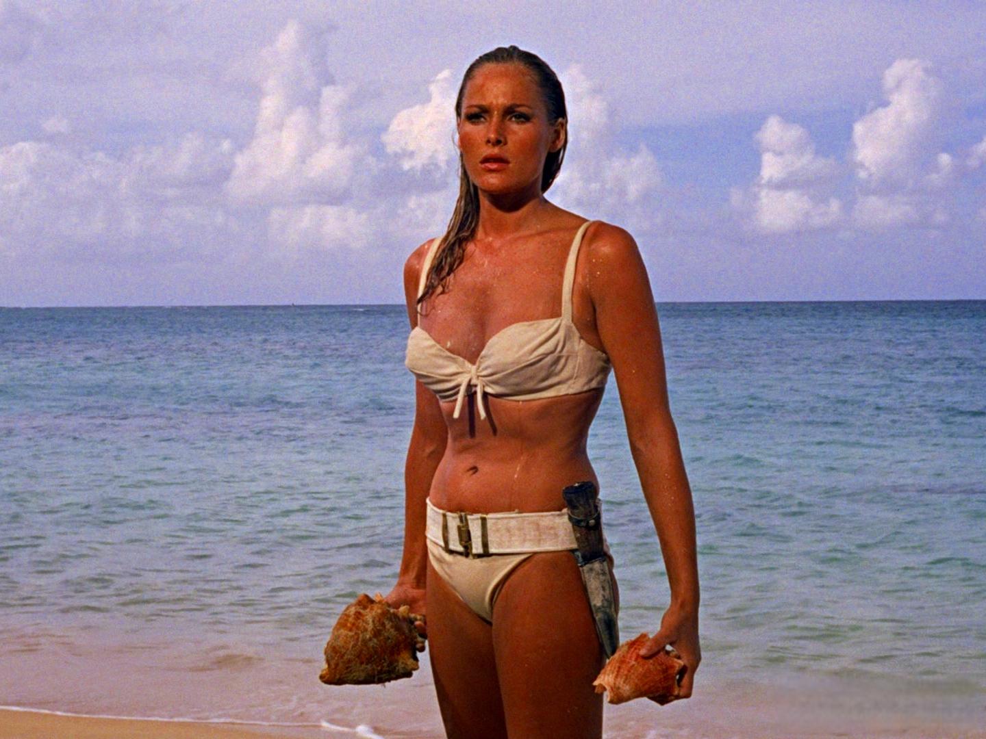 007电影中的绝色邦女郎 乌苏拉·安德斯是007电影中的第一位邦女郎,她