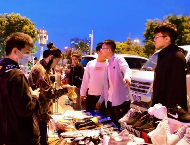 创业摆地摊卖什么挣钱(创业摆地摊卖什么挣钱多)