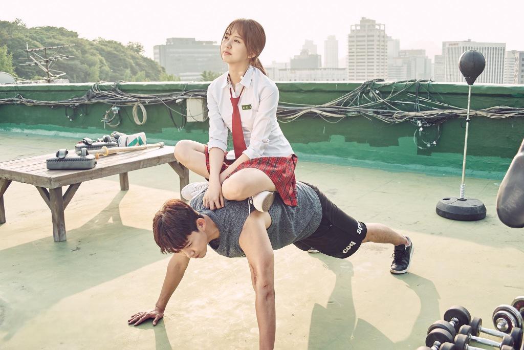 男大学生与女鬼同居 《打架吧鬼神》是一部韩式灵异喜剧,男主朴奉八