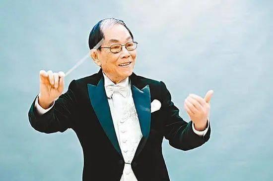 周启生是香港歌坛的一位音乐神童,他被誉为"周身刀",原因在于他在16